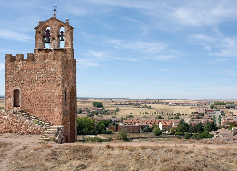 Torre de vigilancia La Martina, junto a la que se construyó la iglesia de San Martín y se reconvirtió en campanario