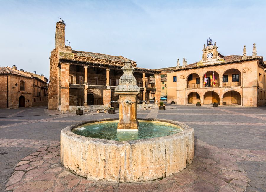 Fuente de los Cuatro Caños, construida en 1892 para conmemorar el cuarto centenario del descubrimiento de América (Foto: Turismo del Ayuntamiento de Ayllón)