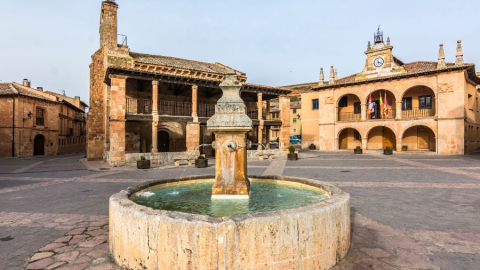 Fuente de los Cuatro Caños, construida en 1892 para conmemorar el cuarto centenario del descubrimiento de América (Foto: Turismo del Ayuntamiento de Ayllón)