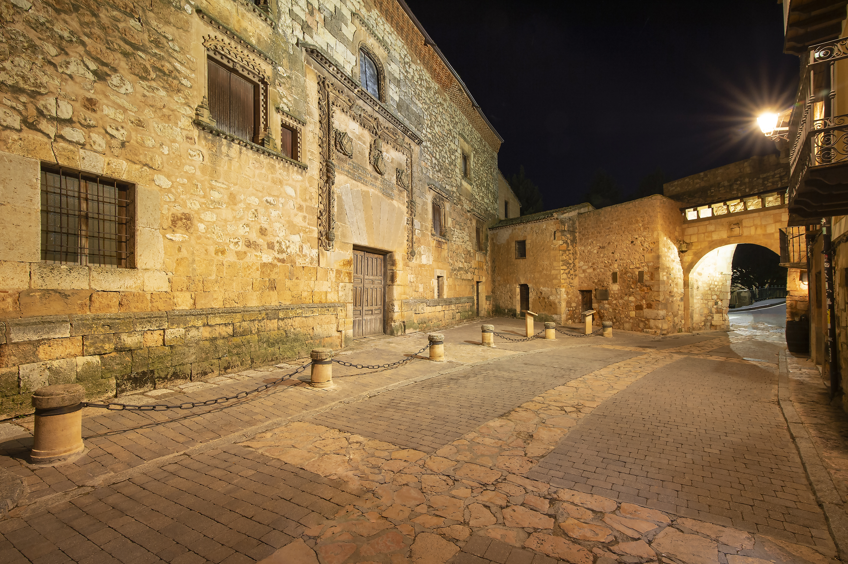 Vista nocturna del Palacio de los Contreras (Foto: Turismo del Ayuntamiento de Ayllón)