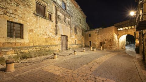 Vista nocturna del Palacio de los Contreras (Foto: Turismo del Ayuntamiento de Ayllón)