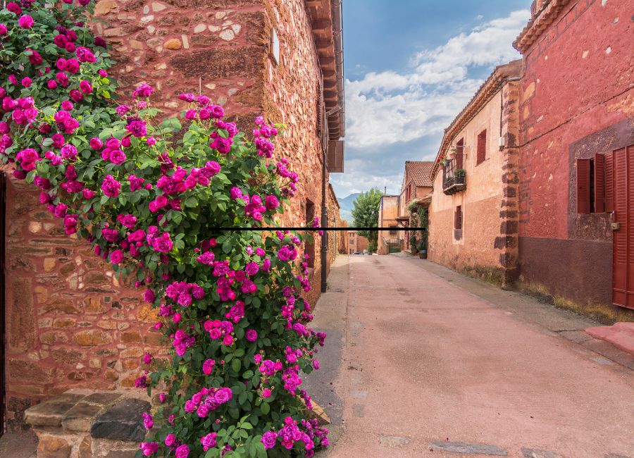 Calles de Villacorta, uno de los pueblos rojos de Segovia, ubicado muy cerca de Ayllón