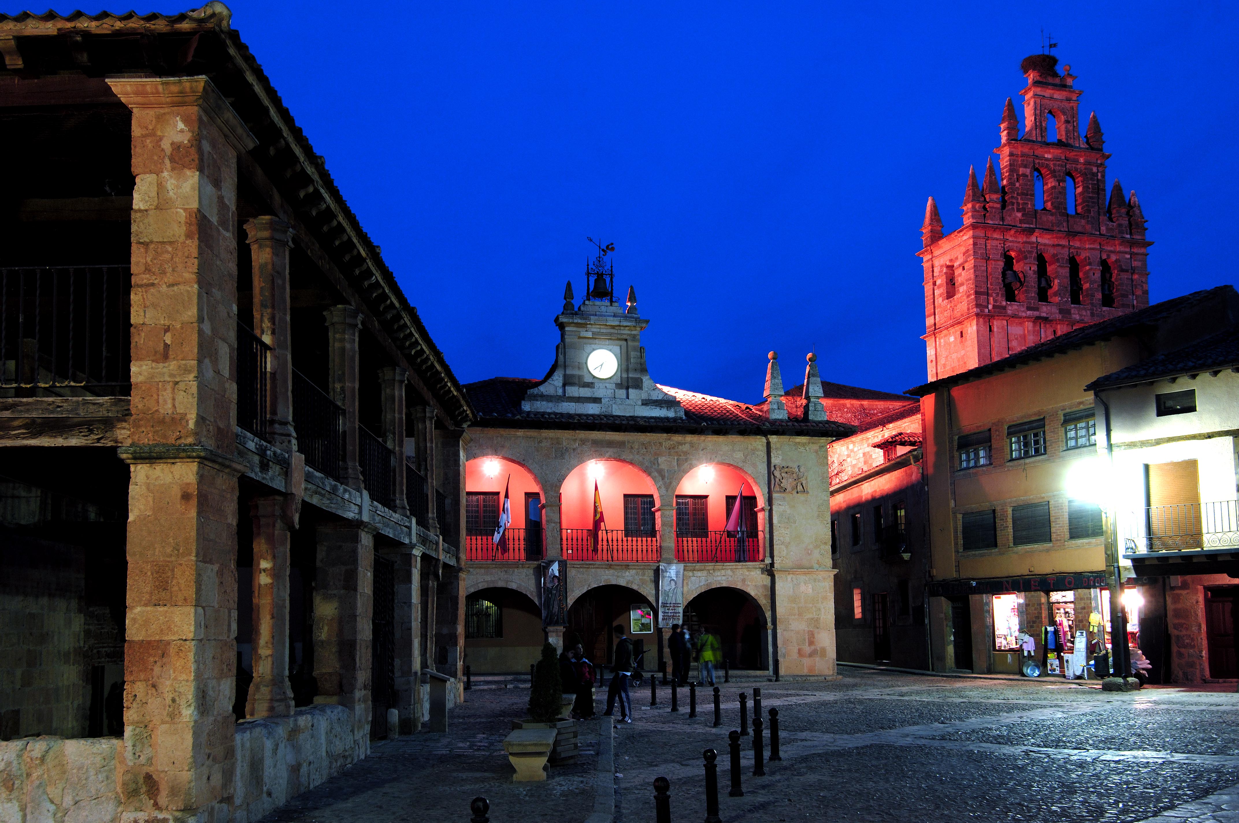 Imagen nocturna de la Plaza Mayor (Foto: Turismo del Ayuntamiento de Ayllón)