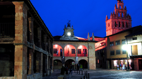 Imagen nocturna de la Plaza Mayor (Foto: Turismo del Ayuntamiento de Ayllón)