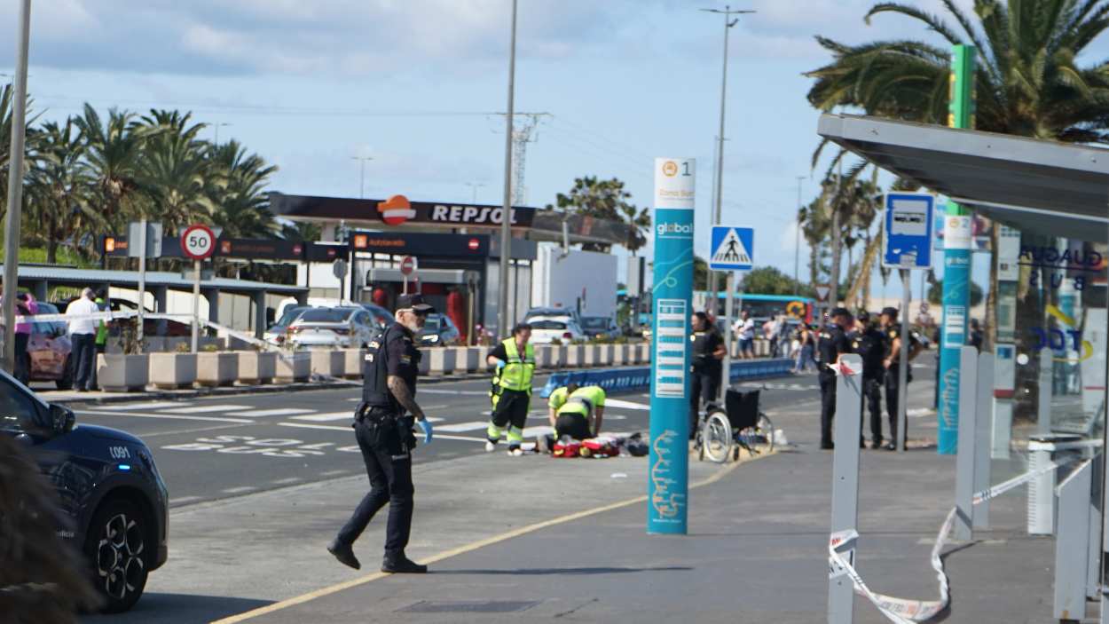 Los servicios de emergencia practican las maniobras de reanimación en el hombre abatido en el aeropuerto de Gran Canaria. EP