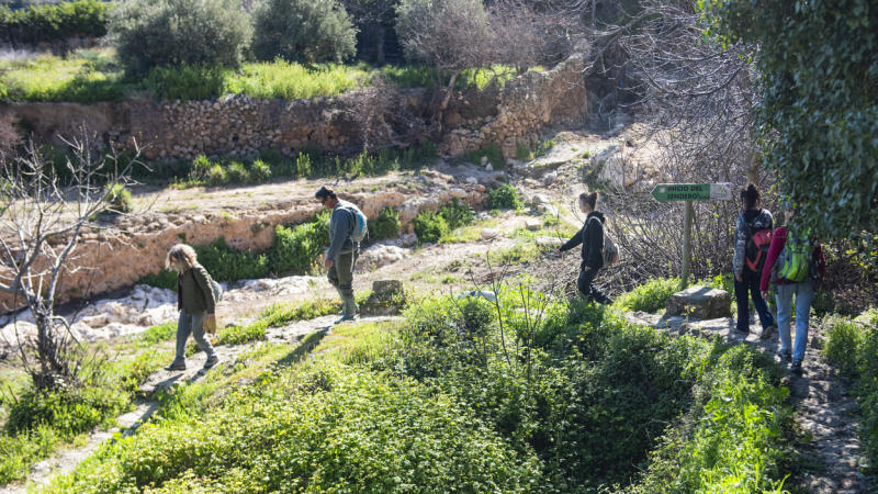Voluntarios trabajan durante la jornada de limpieza desde el casco antiguo de la ciudad hasta el arroyo de Letur. EP