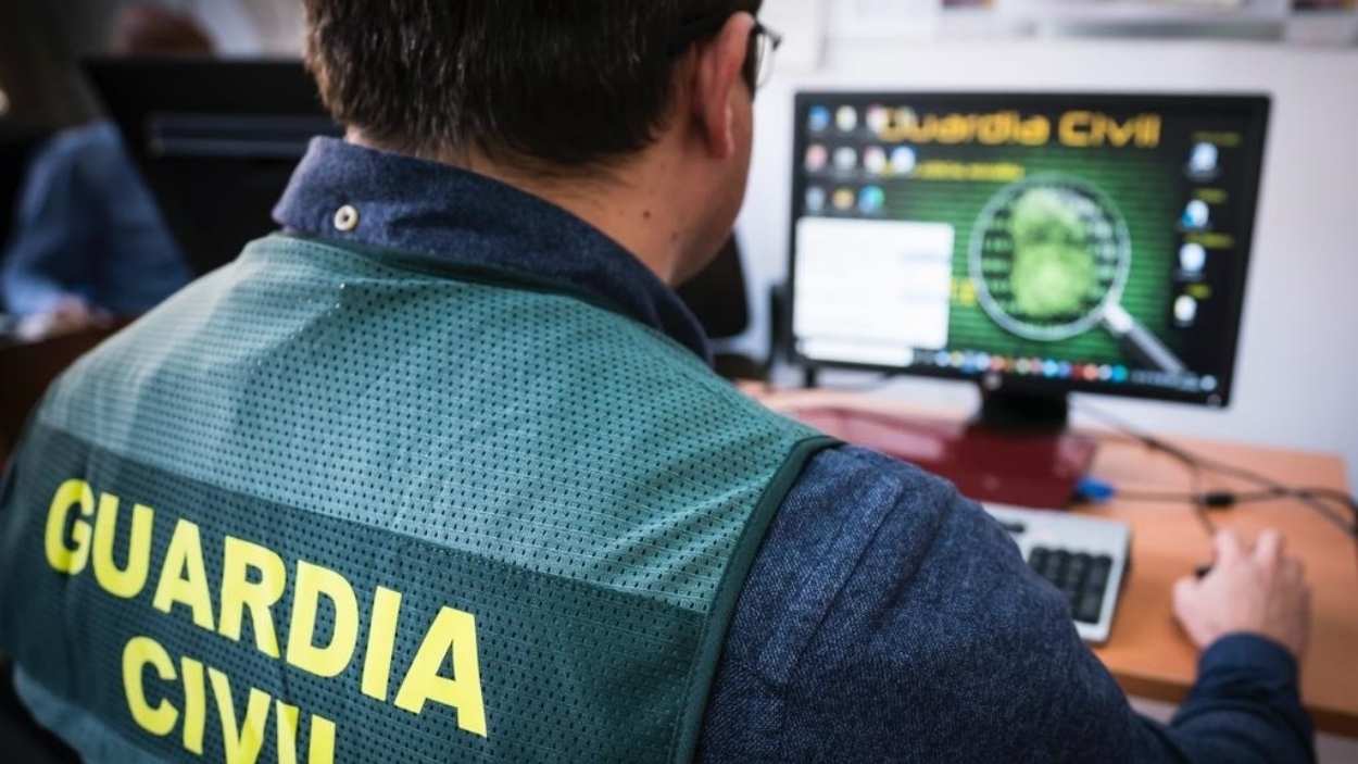Imagen de recurso de un agente de la Guardia Civil frente a un ordenador. EP.