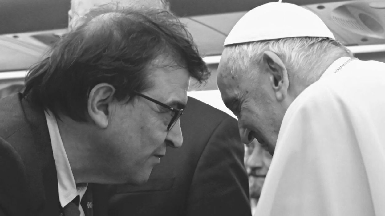  Javier Cercas, autor de 'El loco de Dios en el fin del mundo', saludando al papa Francisco en el avión durante su viaje a Mongolia. (Foto facilitada por Random House)