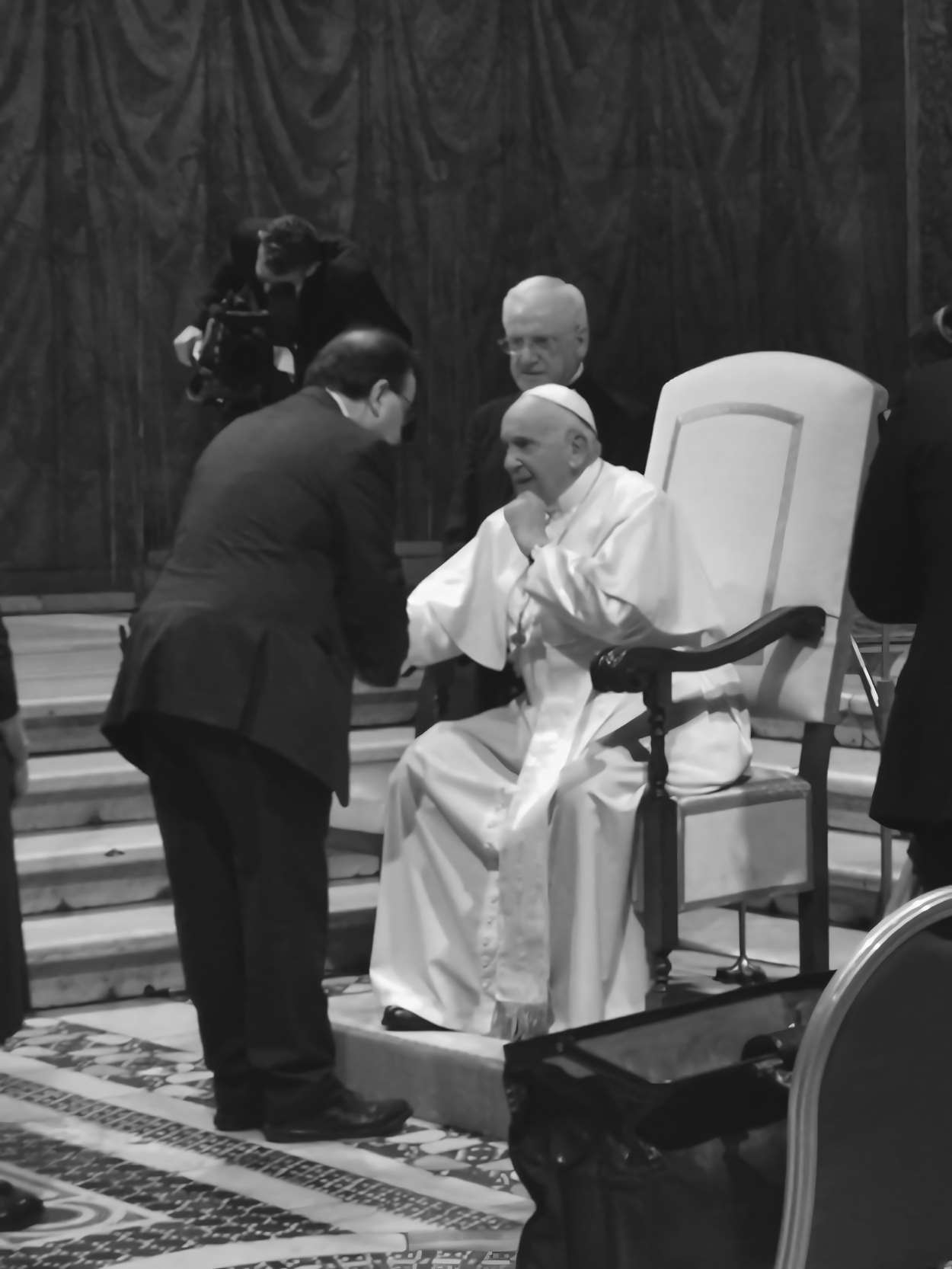 Javier Cercas hablando con el papa Francisco (Foto facilitada por Random House)