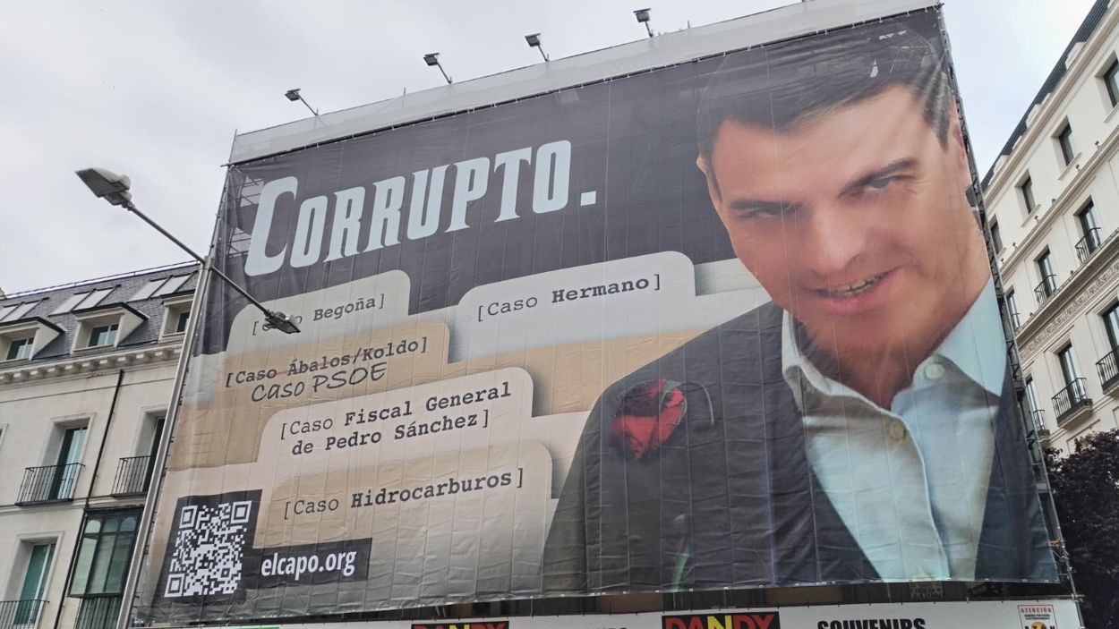 Hazte Oír despliega un cartel contra el presidente del Gobierno, Pedro Sánchez, frente al Congreso de los Diputados. EP. 