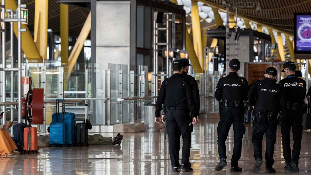 Varios agentes de la Policía Nacional en la T4 del Aeropuerto Adolfo Suárez-Madrid Barajas. EP.