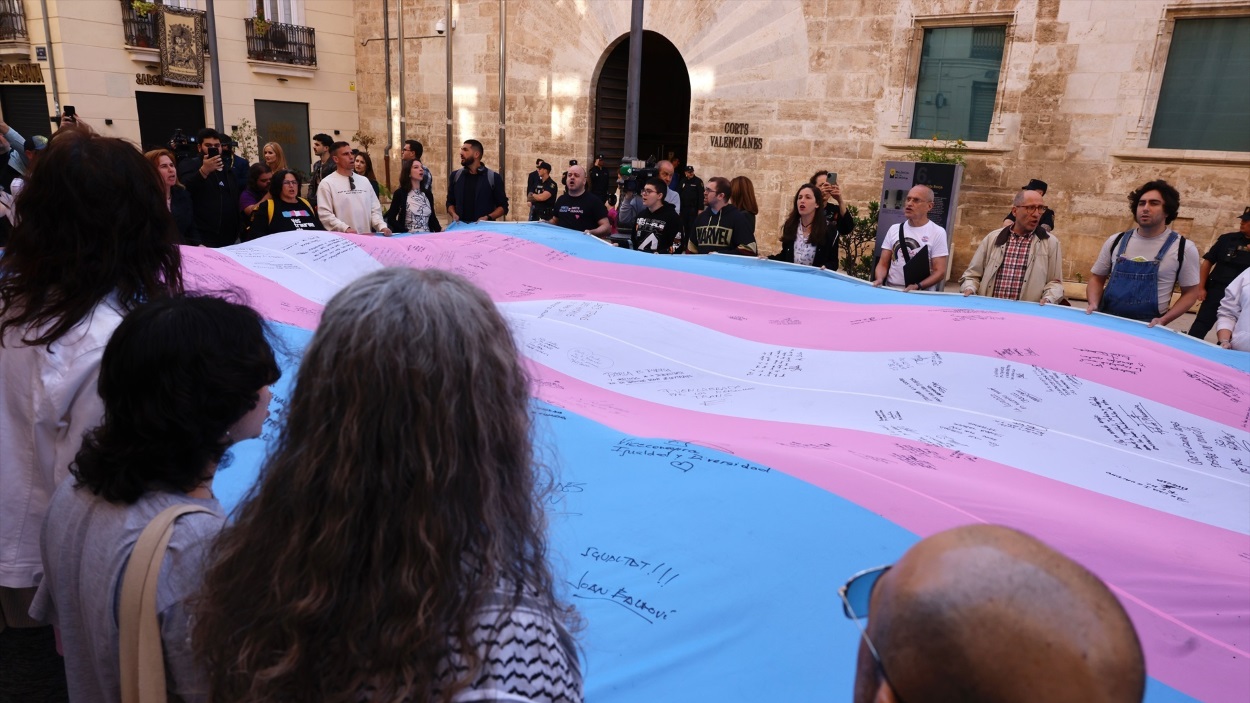 Asociaciones LGTBI+ protestan frente a Les Corts. EP. 