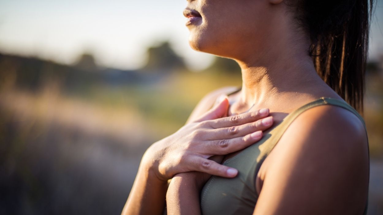 Una mujer respira profundamente. Canva