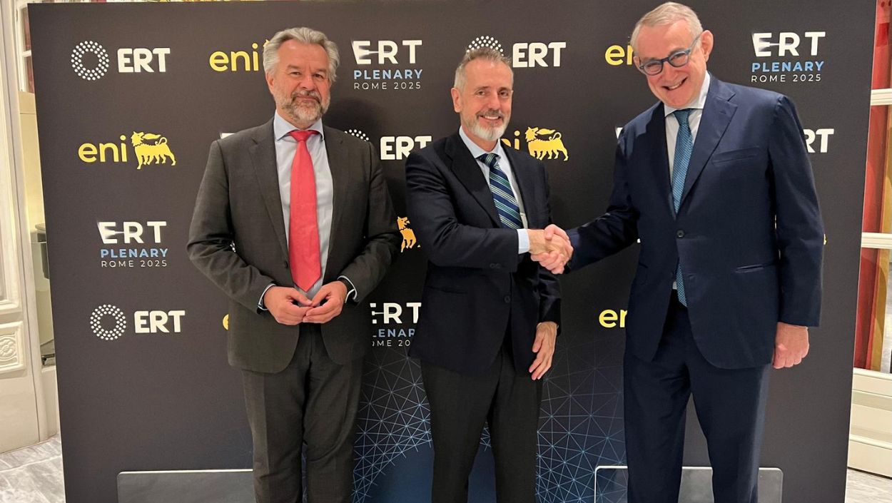Marc Murtra, presidente de Telefónica, en el centro junto con el presidente de la ERT, Jean François van Boxmeer, a la derecha de la fotografía, y el  secretario general de la ERT, Anthony Gooch, 