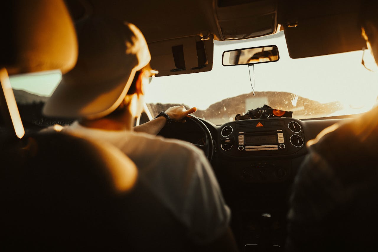 Conductor con gorra al volante / PEXELS