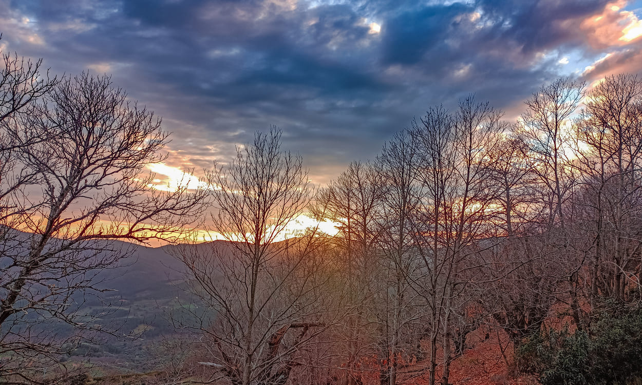 El entorno de Guadalupe regala atardeceres mezclados con naturaleza. Foto Natural AstroVilluercas