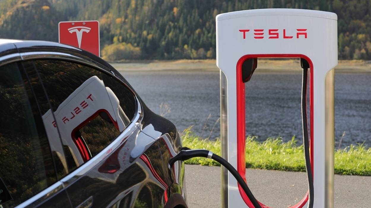 Un Tesla Modela X cargando. Pixaby