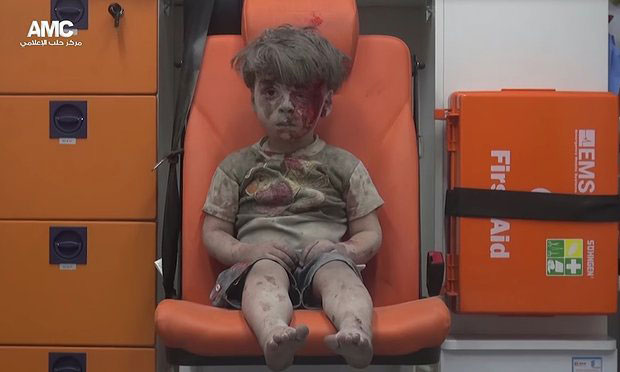 Imagen de Omran Daqneeshm, de cinco años, tomada de un vídeo distribuido por el grupo opositor sirio Aleppo Media Center (AMC)