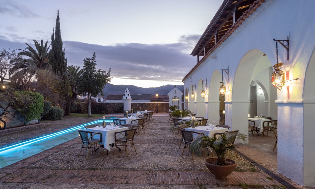 La terraza del Parador de Guadalupe se convierte en un punto de encuentro para tomar algo y disfrutar de las vistas.