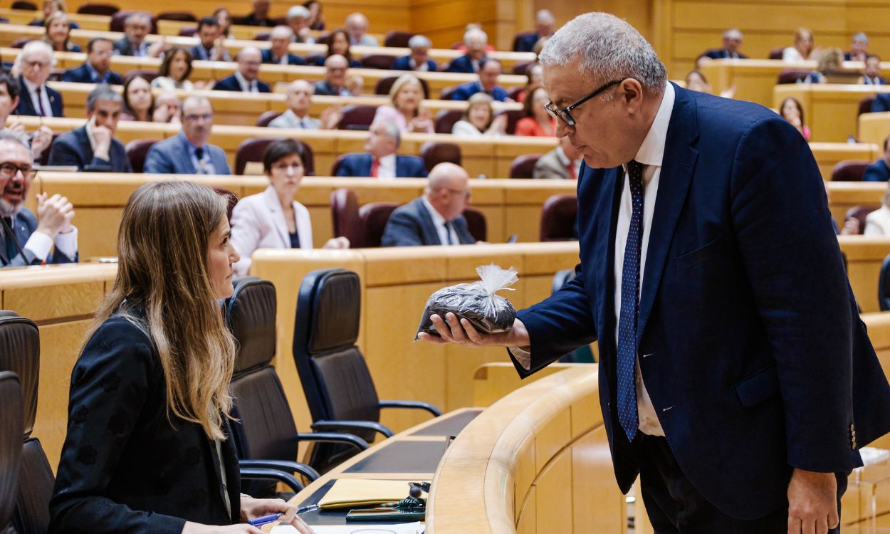 El senador del PP Francisco Bernabé entrega a la vicepresidenta tercera, Sara Aagesen, un saco lleno de estéril minero. EP.
