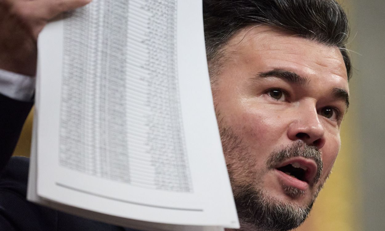 El diputado Gabriel Rufián muestra un listado de los 15.000 niños palestinos asesinados por Israel en el Congreso. EP.