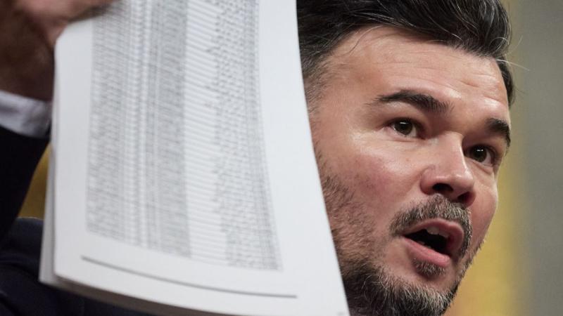 El diputado Gabriel Rufián muestra un listado de los 15.000 niños palestinos asesinados por Israel en el Congreso. EP.