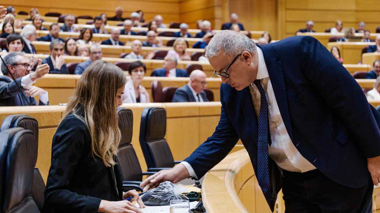 Francisco Bernabé entrega tierra tóxica a la vicepresidenta tercera. EP