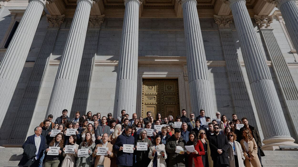 Decenas de periodistas parlamentarios se concentran a las puertas del Congreso de los Diputados. EP.
