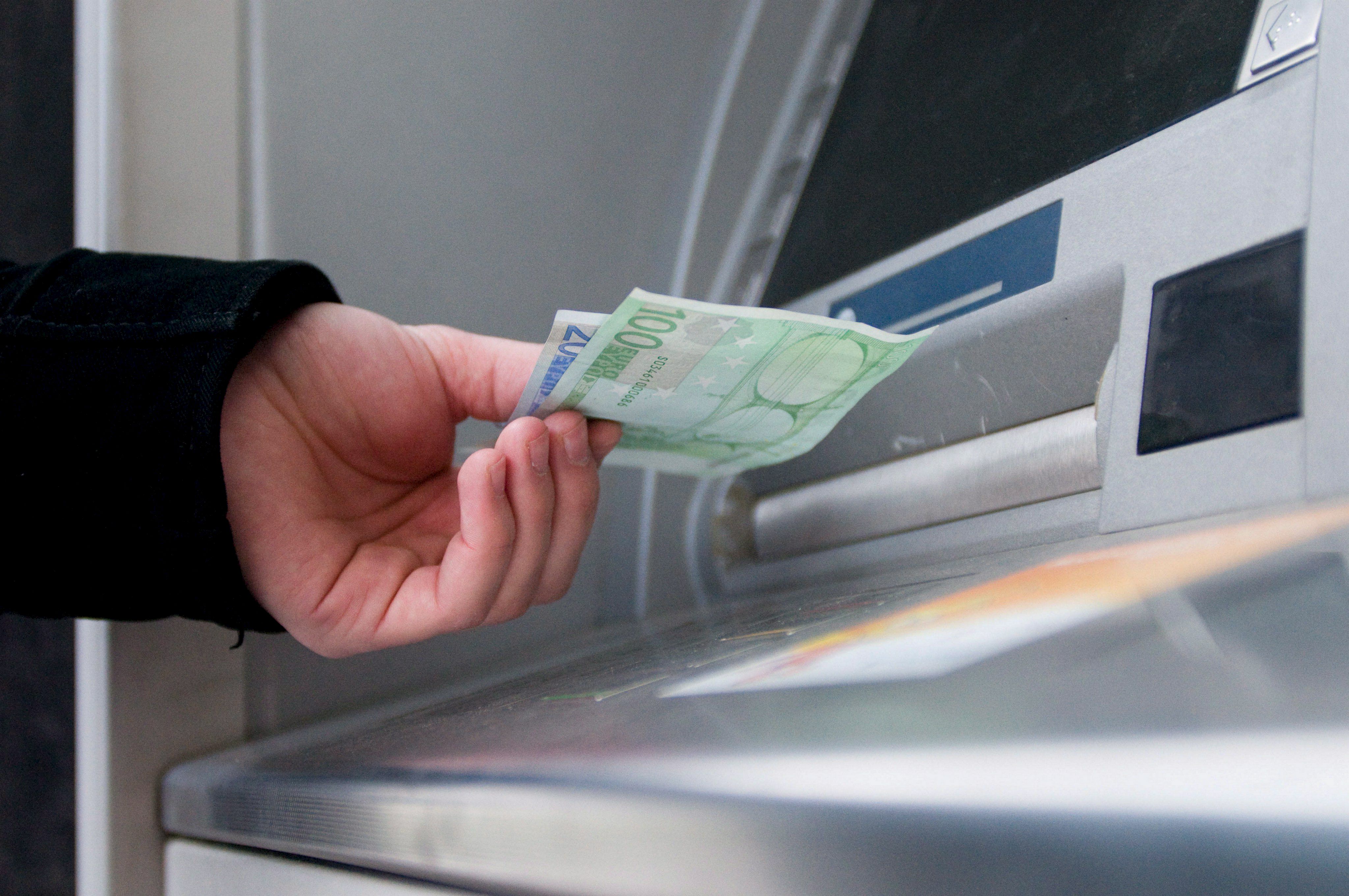 Un hombre saca euros de un cajero automático