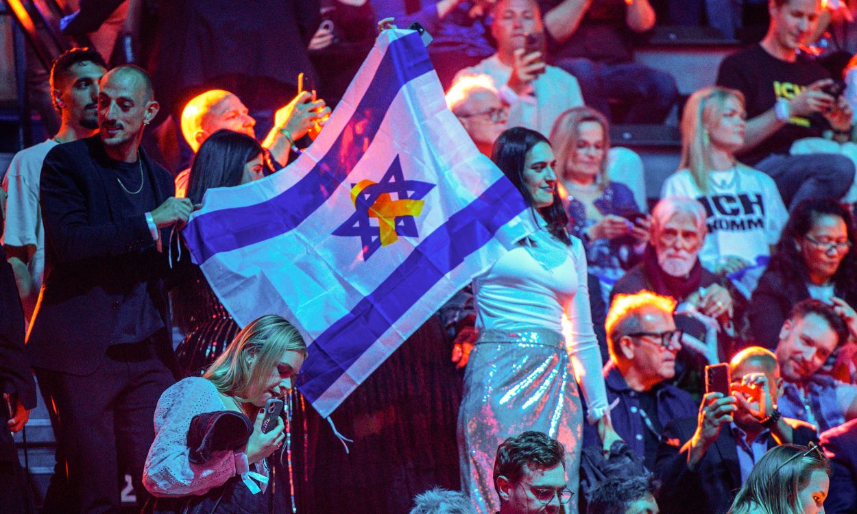 Público con la bandera de Israel en la gala del 69º Festival de Eurovisión en Basilea (Suiza). EP.