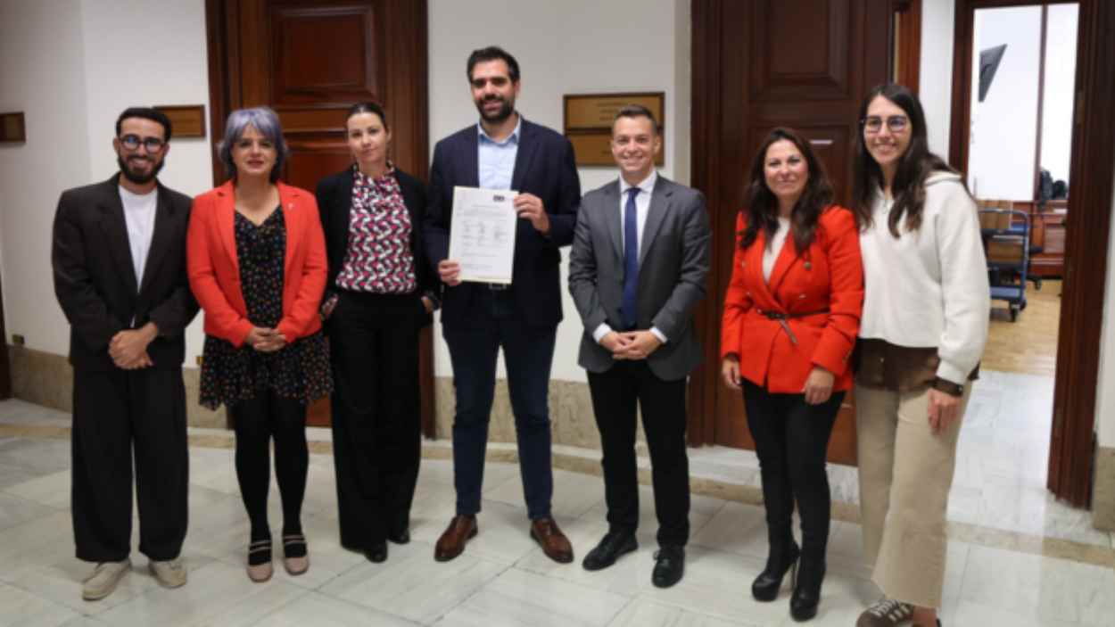 El Congreso aprueba la iniciativa para hacer un cordón sanitario a la mentira. PSOE