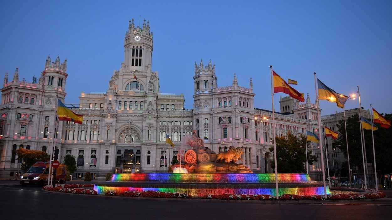 La Plaza de Cibeles, iluminada con los colores del arcoíris. EP