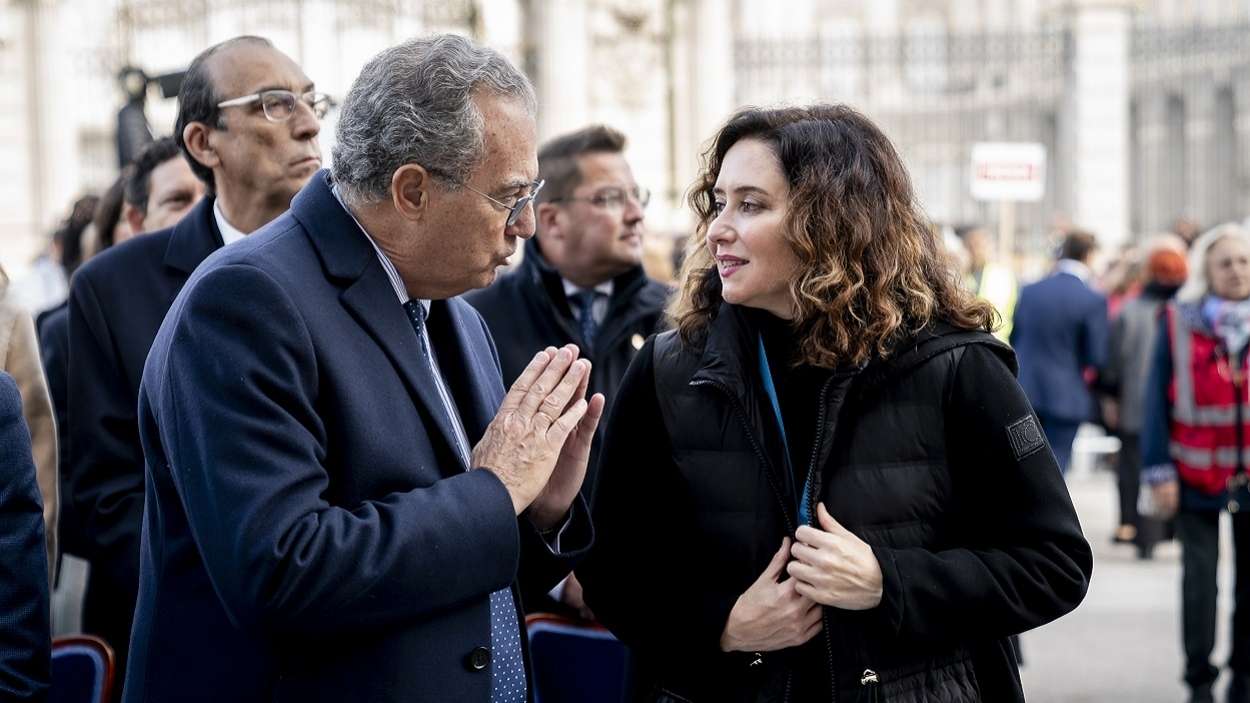 A la izquierda, Enrique Ossorio, actual presidente de la Asamblea de Madrid; a la derecha, Isabel Díaz Ayuso, presidenta. EP