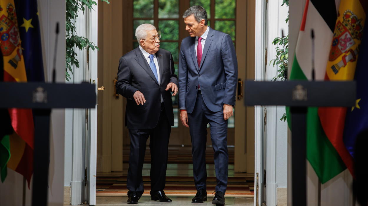 El presidente del Gobierno, Pedro Sánchez, junto con el presidente del Estado de Palestina, Mahmud Abás. EP.