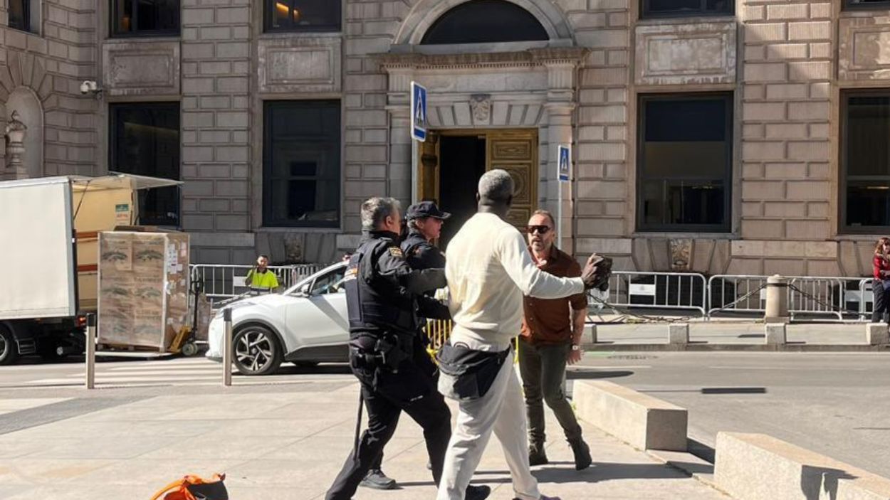 Antonio Maestre y Bertrand Ndongo peleándose en el Congreso.
