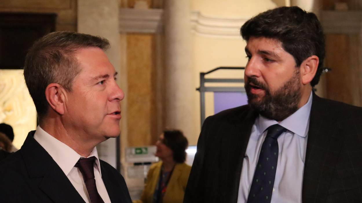 García Page charla en Venecia con el presidente de la Región de Murcia, Fernando López Miras. JCCM.