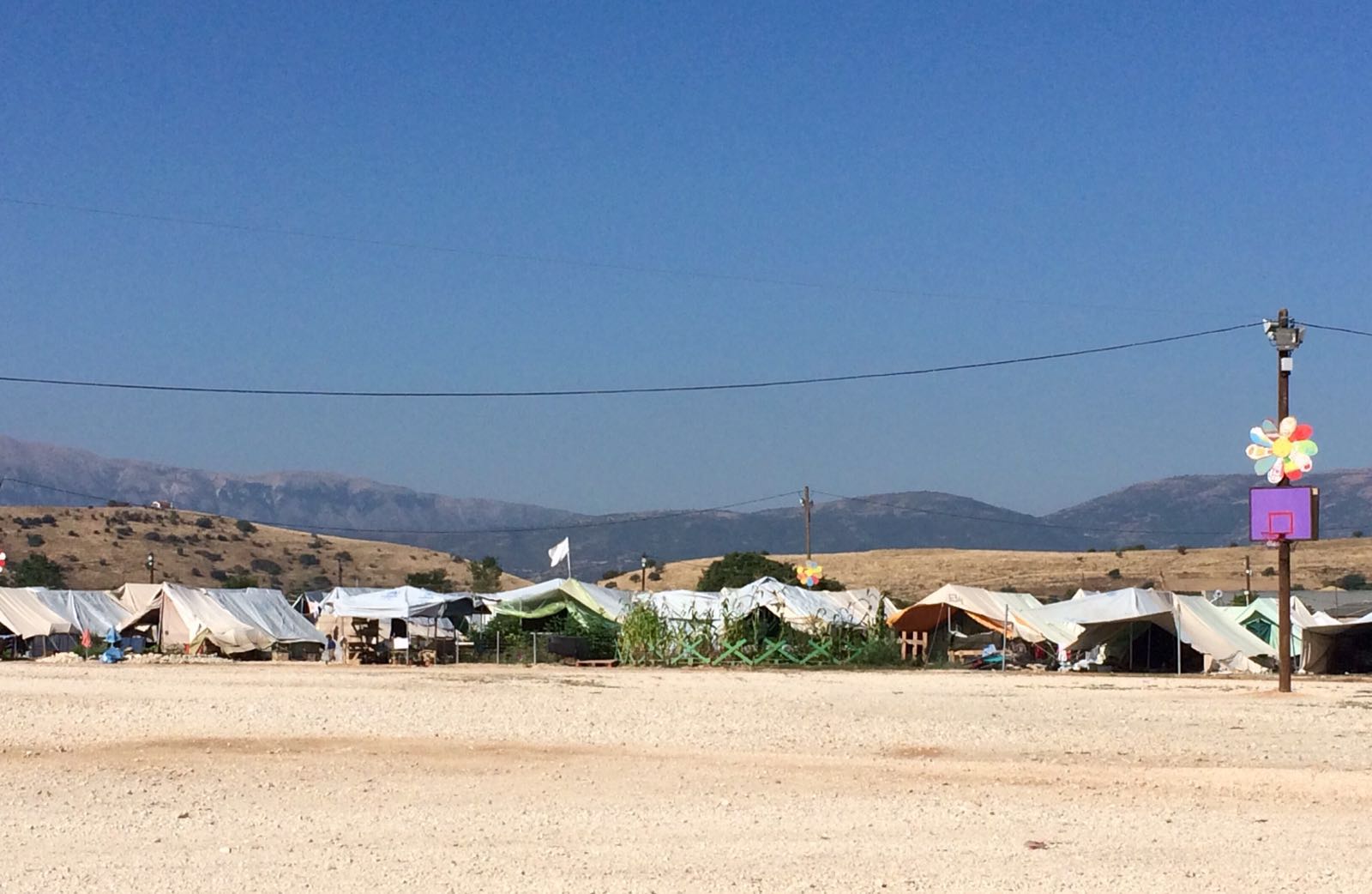 El campo de refugiados de Katsikas amanece tranquilo un día más de lucha 