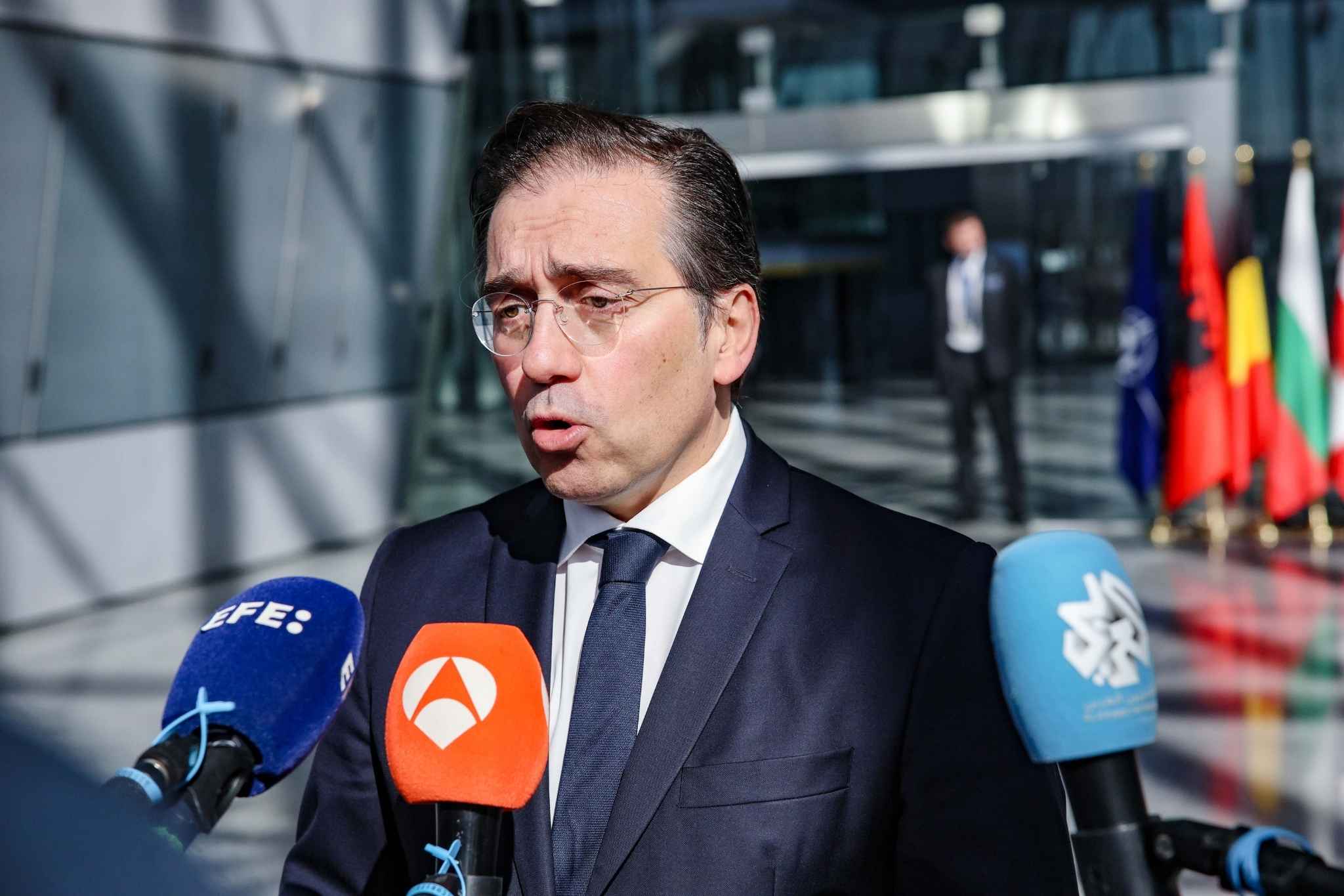 Albares en una rueda de prensa para una reunión de la OTAN en Bruselas. EP