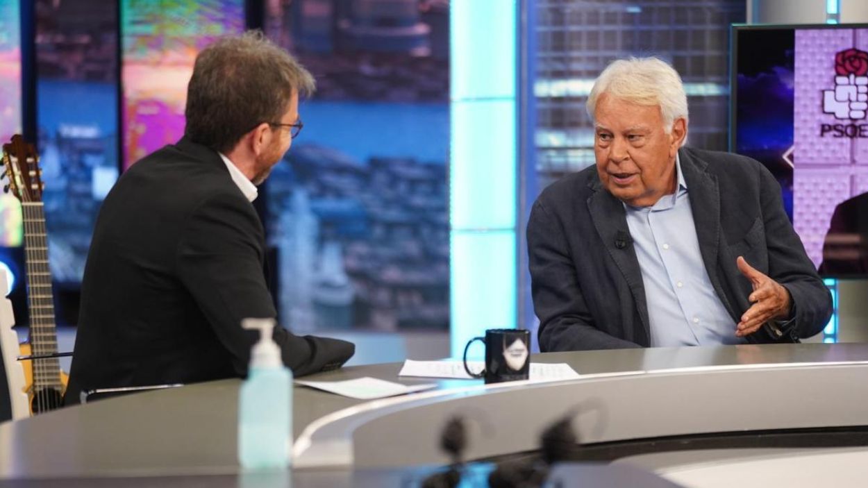 Pablo Motos y Felipe González en 'El Hormiguero'. Atresmedia