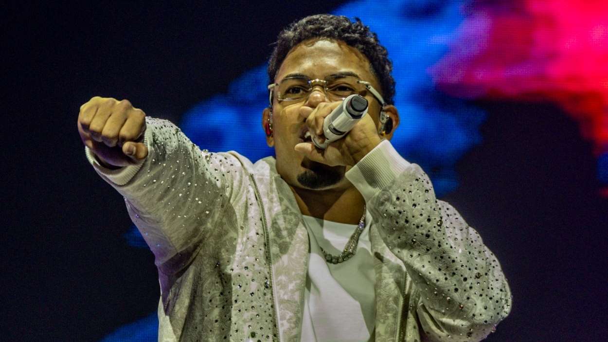 El cantante Myke Towers, durante su concierto en el Movistar Arena. EP (Ricardo Rubio).