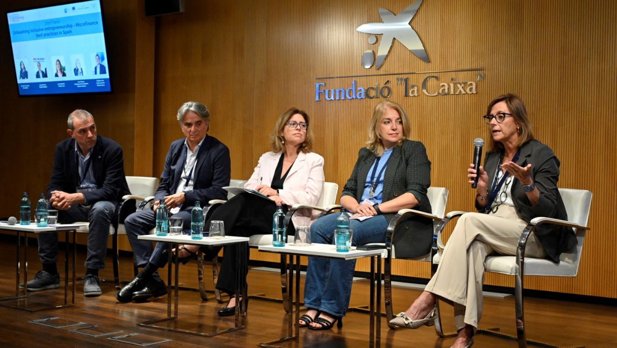 Cristina González, directora general de MicroBank (primera por la derecha) durante una mesa redonda sobre el Dia Europeo de las Microfinanzas celebrada en Barcelona (1)