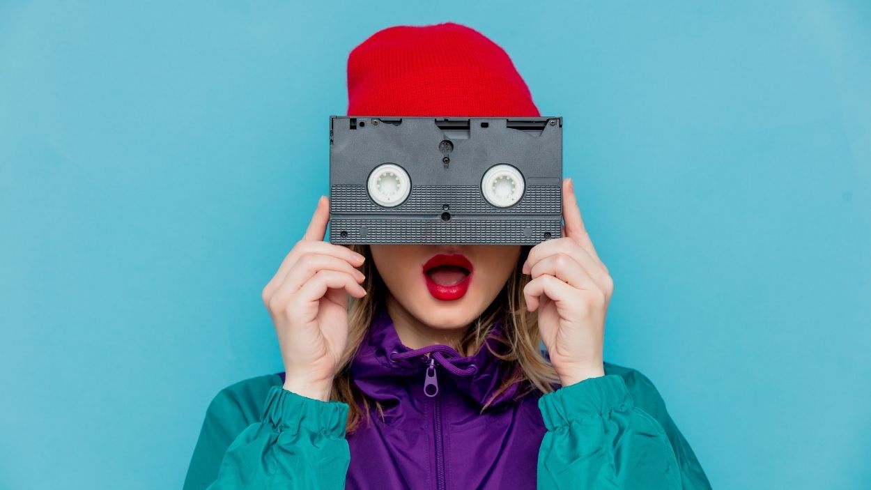 Una mujer con una cinta VHS