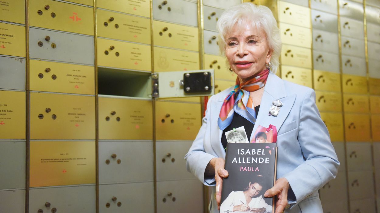 Isabel Allende muestra algunos de los objetos personales que ha seleccionado para meter en la Caja de las Letras (Foto: Europa Press)