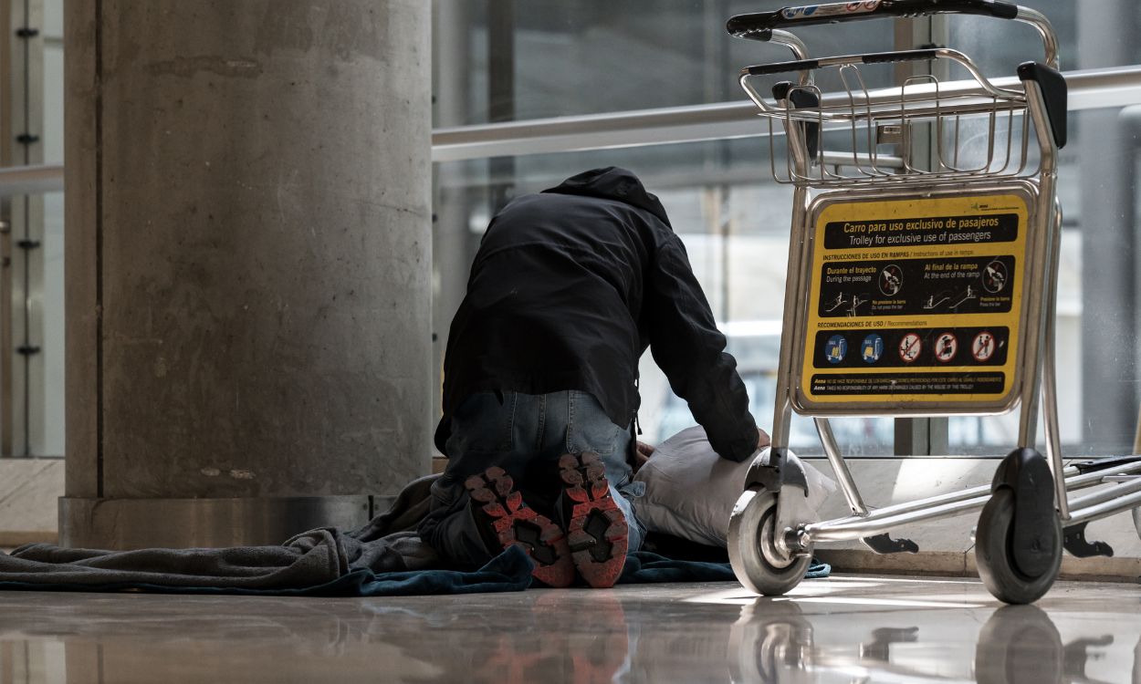 Una persona pernoctando en las instalaciones del Aeropuerto Madrid Barajas. EP.
