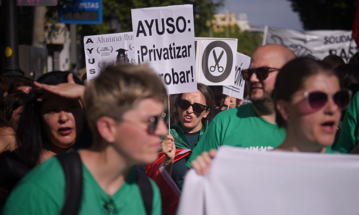 Decenas de personas durante la manifestación de la Marea Verde en Madrid contra el Gobierno de Ayuso a mayo de 2025. EP.