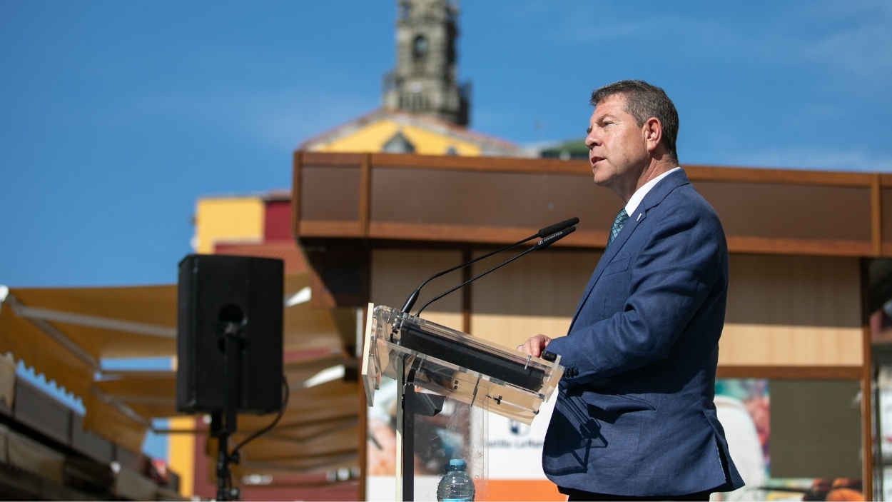 Emiliano García-Page, presidente de Castilla-La Mancha, durante la inauguración de Farcama primavera en Oporto (Portugal). EP
