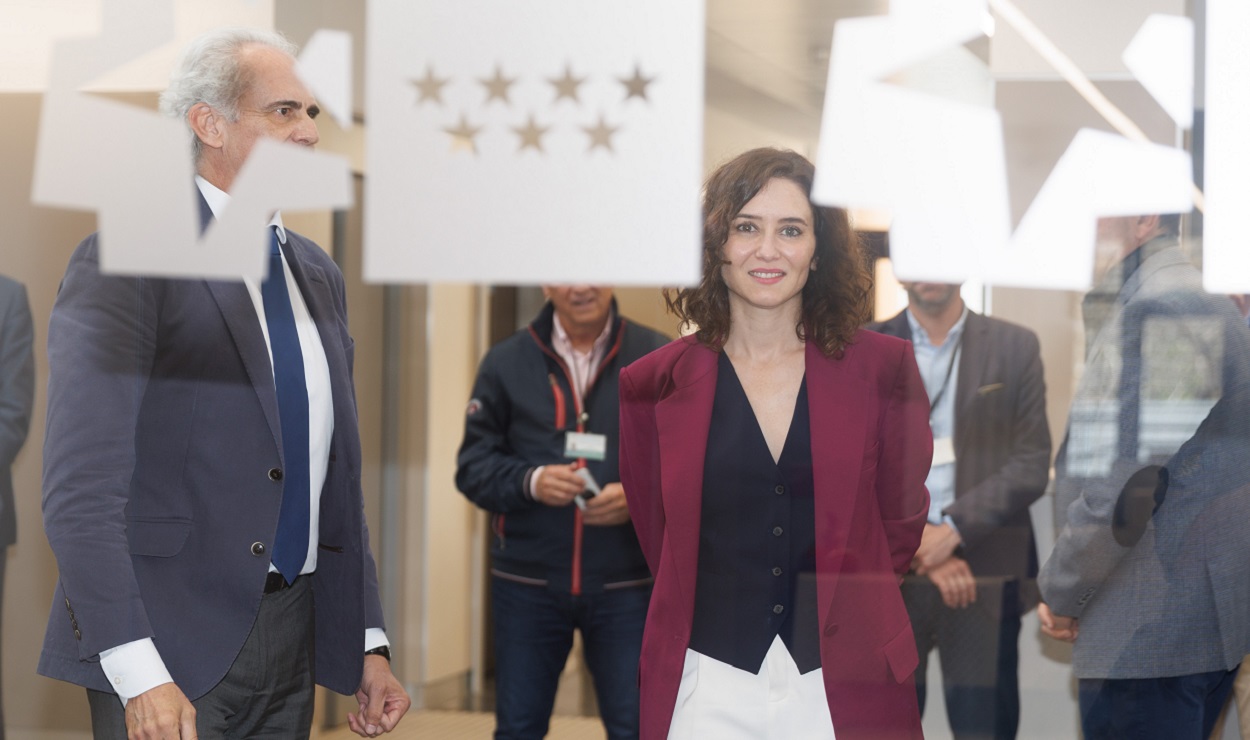A la izquierda, el exconsejero de Sanidad, Enrique Ruiz Escudero; a la derecha, la presidenta de Madrid, Isabel Díaz Ayuso