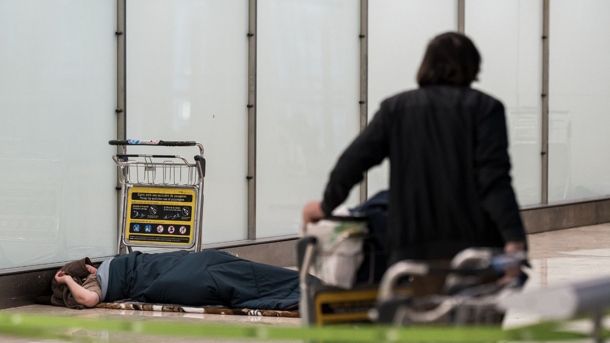 Una persona sin hogar en la Terminal 4 del Aeropuerto Adolfo Suárez Madrid-Barajas. EP.