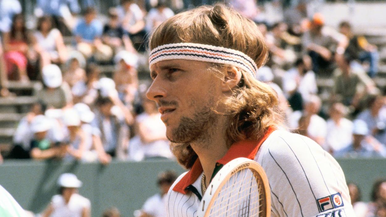 El tenista sueco, Bjorn Borg, disputando un partido en Roland Garrós. Imagen obtenida del sitio web oficial de Roland Garrós.