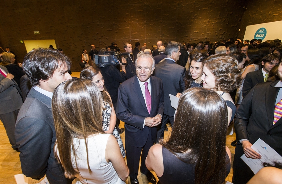 Isidro Fainé, en la imagen con un grupo de jóvenes, ha destacado la importancia de estas ayudas. 